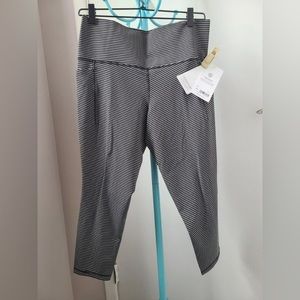 Athleta Black White Stripe Salutation Stash Pocket II Textured 7/8 Tight Large